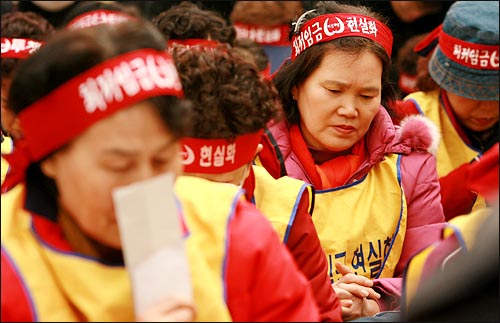 민주노총 전국비정규노조연대회의 소속 조합원 등이 20일 오후 여의도 국회앞에서 국회의 비정규직법 강행처리 반대를 주장하며 시위를 벌이고 있다. 
 